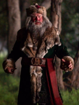 eric-stonestreet-the-santa-clauses-green-coat-1