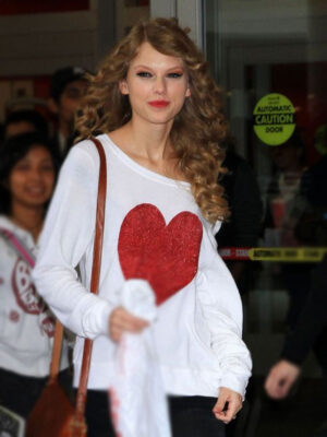 taylor-swift-buying-her-album-at-target-in-sparks-heart-sweatshirt-3