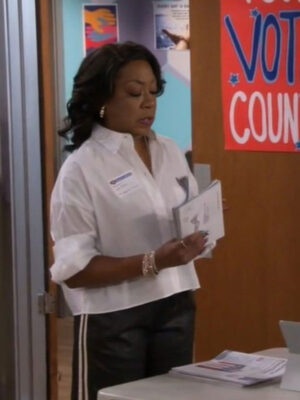 The Neighborhood S07 Tichina Arnold White Shirt