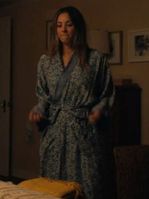 based-on-a-true-story-s02-kaley-cuoco-quality-robe