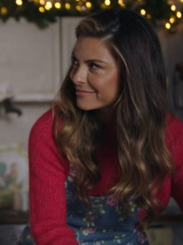 Christmas At Plumhill Manor 2024 Maria Menounos Pink Knitted Sweater