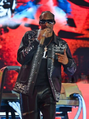 new-york-times-square-concert-snoop-dogg-black-leather-jacket-3